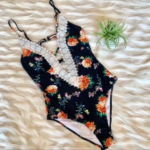 CUPSHE NWT SZ L Flirty Floral One-Piece Swimsuit